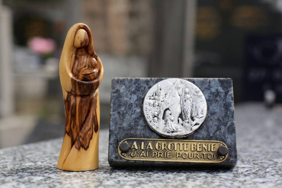 Comment choisir une plaque funéraire personnalisée ?
